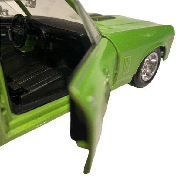 Maisto 1970 Chevrolet Nova SS Diecast Vehicle Lime Green - Picture 10 of 16